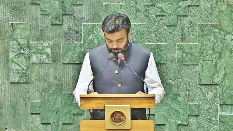 Aga Ruhullah takes oath in Kashmiri
