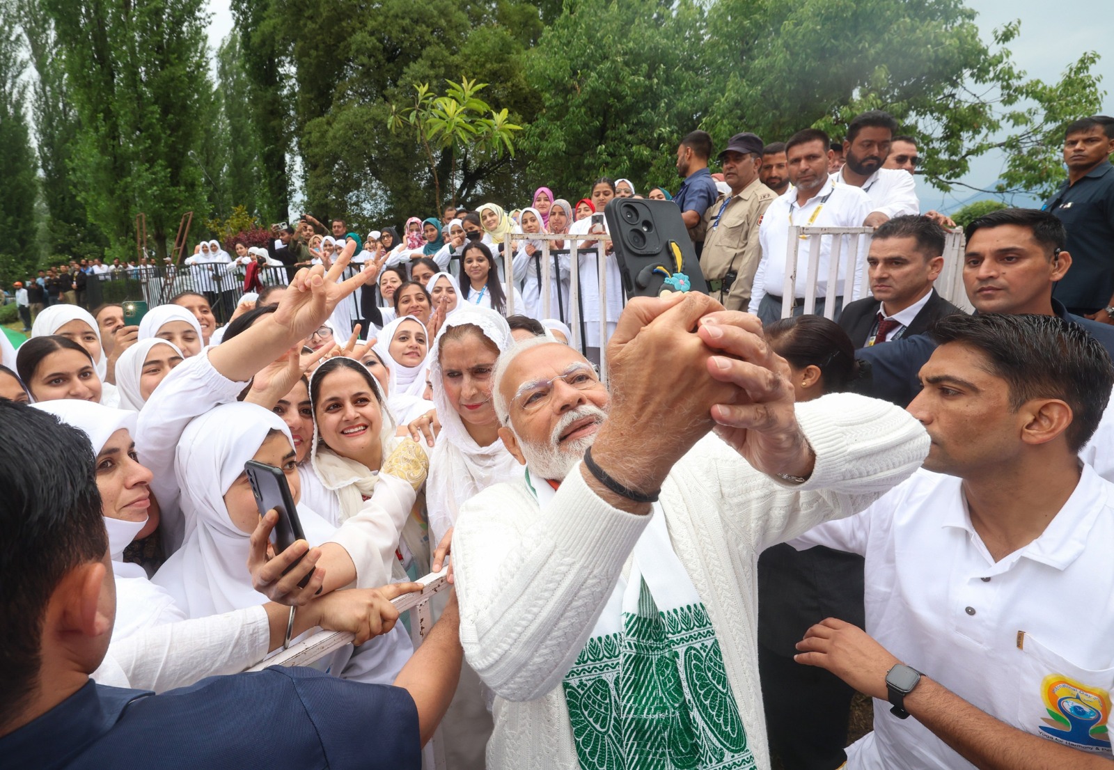 PM Modi clicks selfies with local participants at International Yoga Day at Srinagar