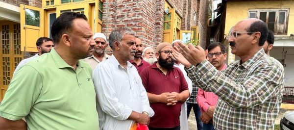 Director Agriculture visits ‘Snow Peas’ farmers of Pulwama District