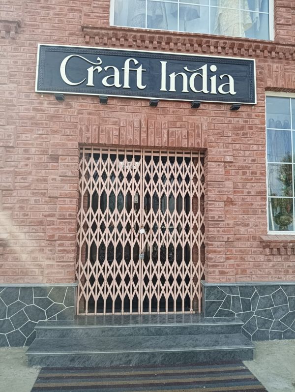 Deptt of H&H Kashmir acts against fraudulent handicrafts dealer