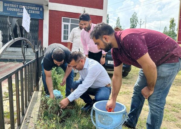 Director JKEDI visits Pulwama, Shopian centres