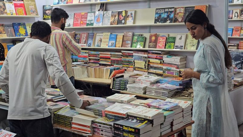 Srinagar hosts weeklong ‘Chinar Book Festival’ to ignite habit of book reading among Youth