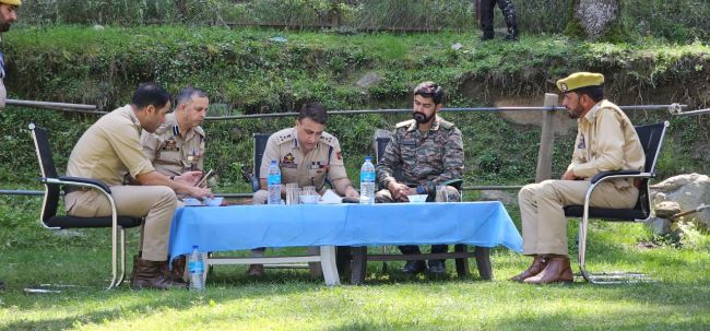 DIG NKR Baramulla, SSP Kupwara visits forward area of Keran