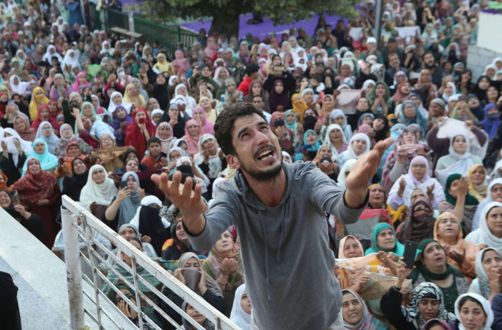 Following night long prayers at Hazratbal, thousands throng the shrine on Tuesday morning to pray at Dargah Hazratbal on the eve of Eid-e-Milad-un-Nabi (SAW)