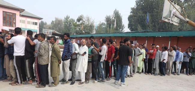 People in old city vote for restoration of statehood, development; in civil lines against drug abuse