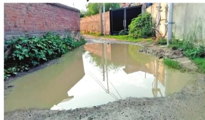 Bhat Lane residents in Hyderpora demand macadamization