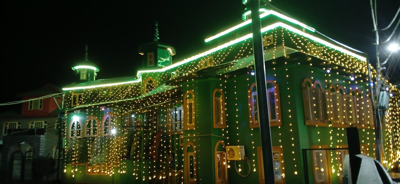 Hundreds throng Dastgeer Sahab Shrine in Srinagar for night-long prayers on Urs eve