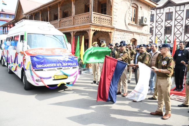 IGP Kashmir flags off group of students for Bharat Darshan Tour
