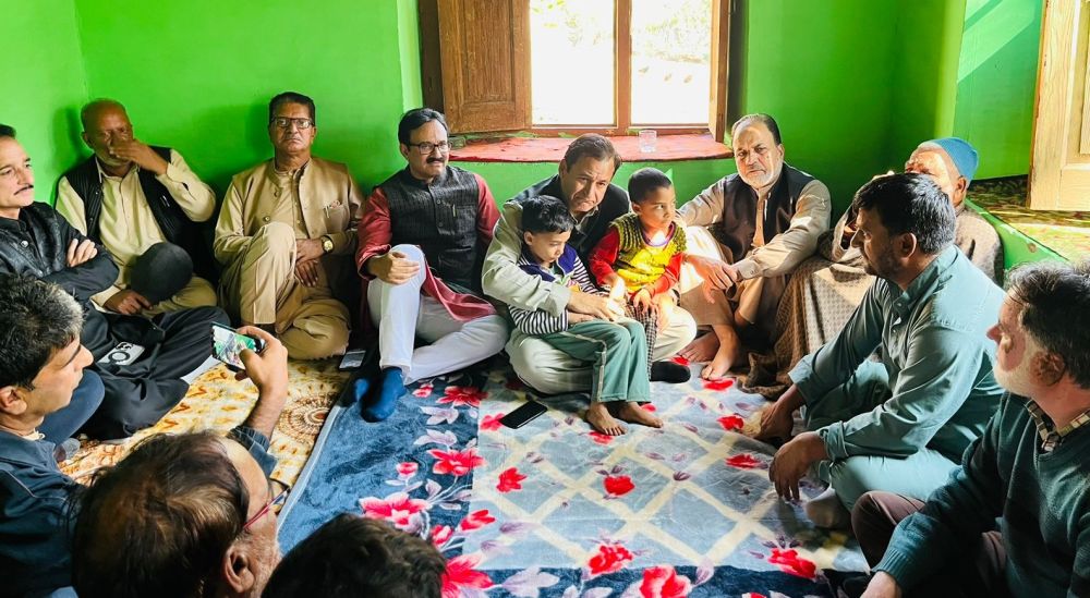 Minister, MLAs visit families of slain army porters