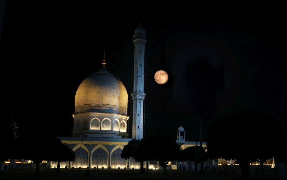 Aasar-e-Sharief Hazratbal looks stunning under the glare of full-moon