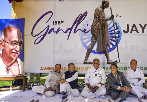 JKPCC pays tributes to Gandhi and Shastri, vows to carry forward their legacy