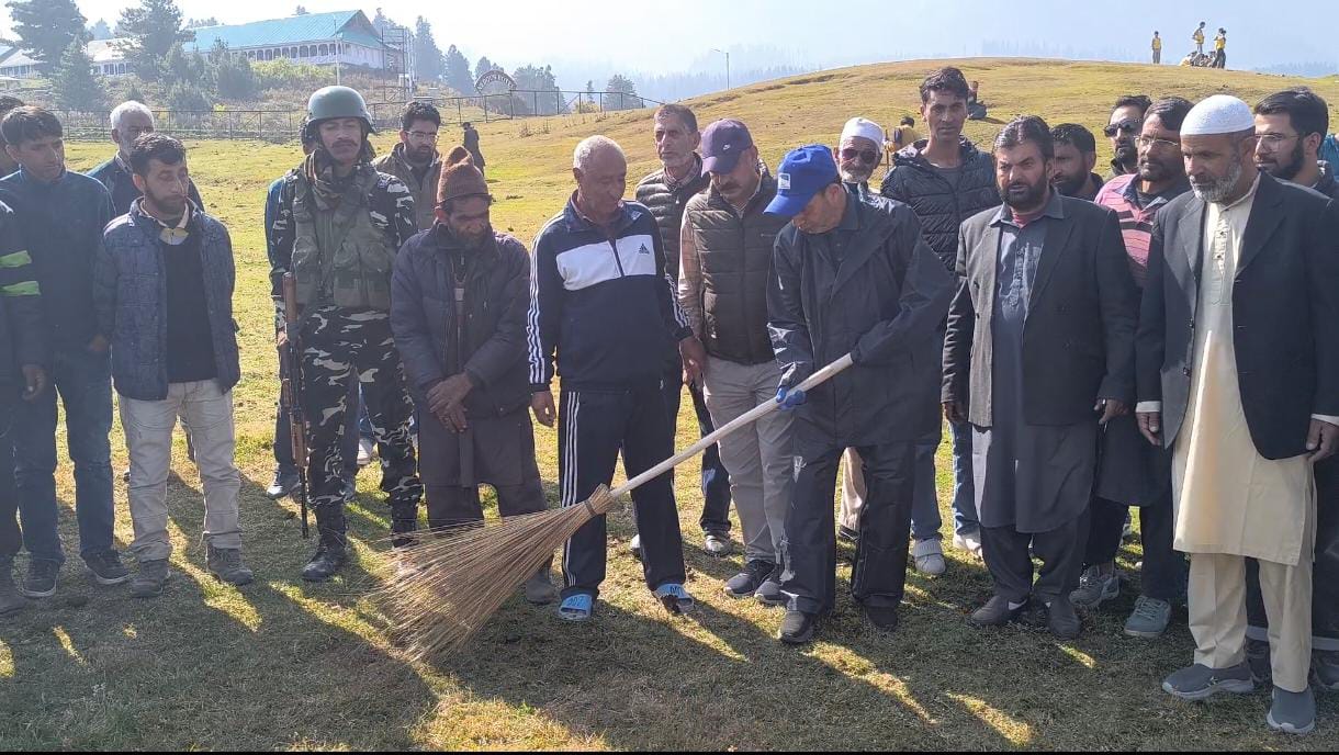 MLA Farooq Ahmad Shah launches week-long cleanliness drive at Gulmarg