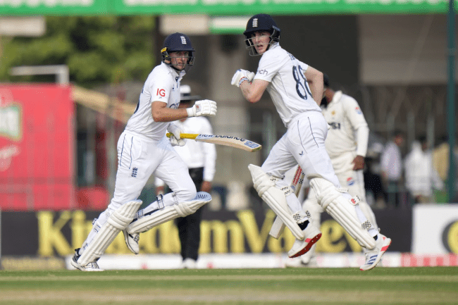 Record-breaking Root and Brook lead England to a strong 492-3 against Pakistan in 1st test