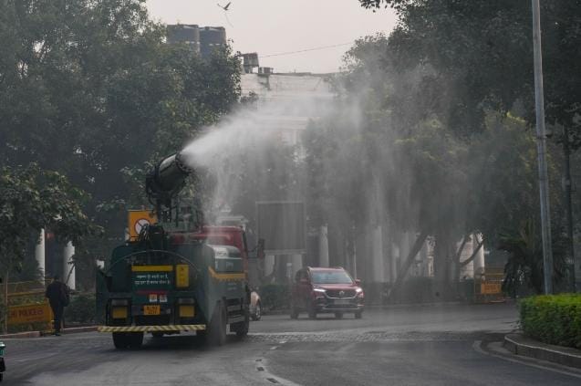 Shrouded in thick smog, Delhi gasps for air