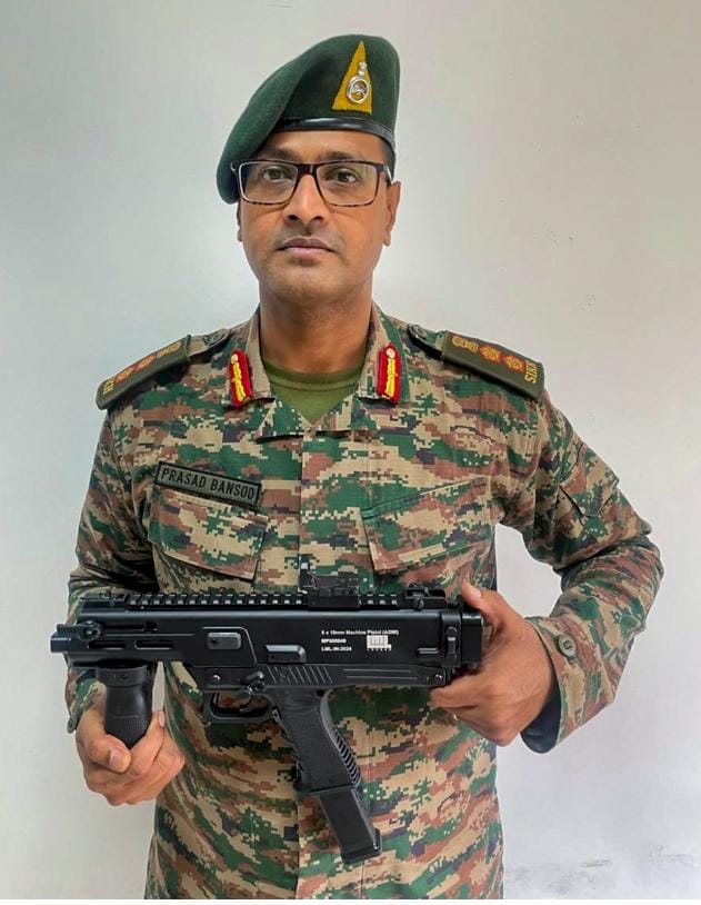 Northern Army Commander reviews ‘Asmi’ machine pistols