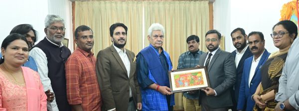 10-member media delegation from Hyderabad calls on LG