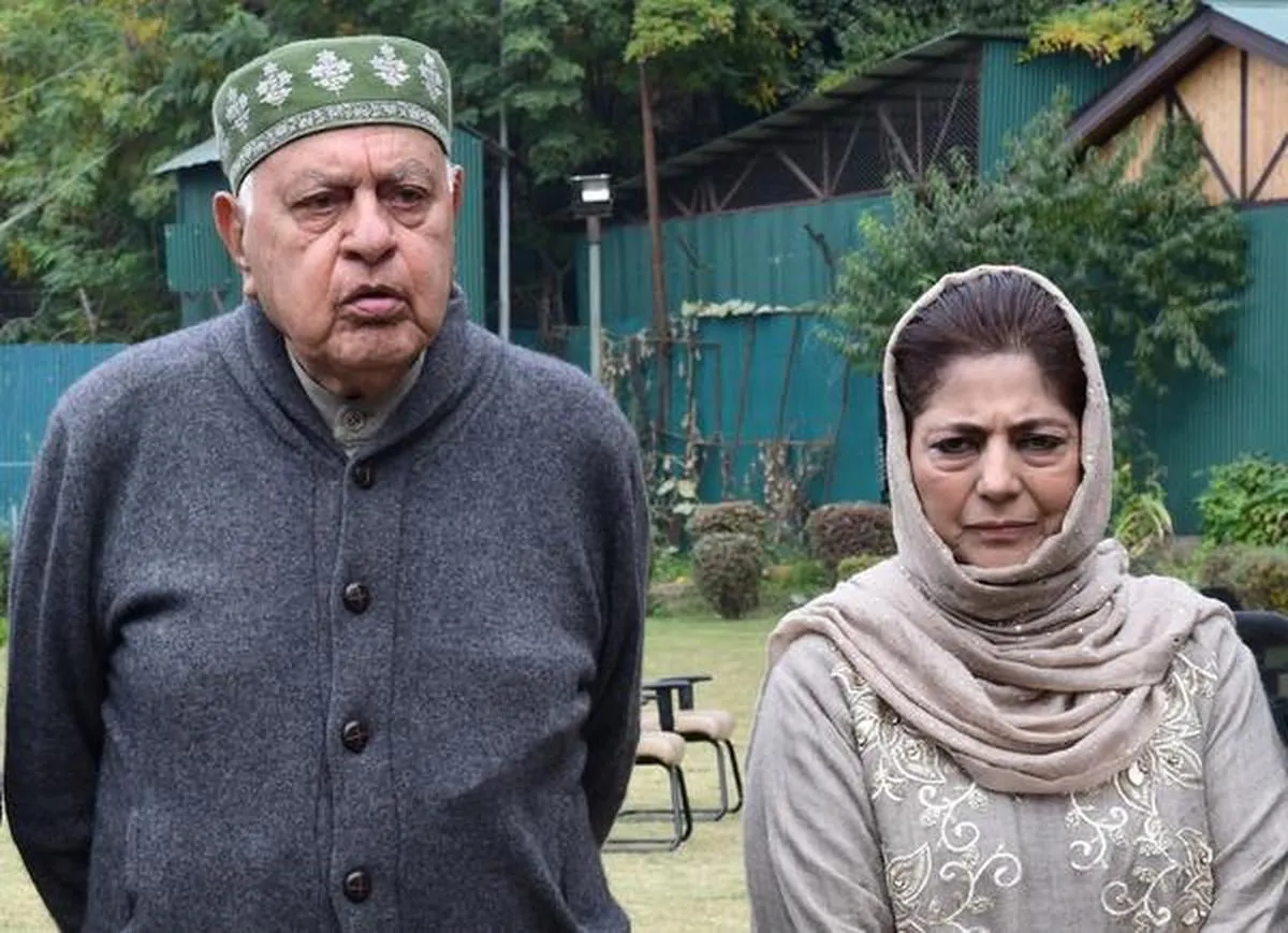Farooq Abdullah, Mehbooba Mufti visit Mirwaiz’s residence for condolences