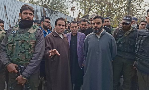 Mehdi, Tanvir, Farooq visit Rainawari fire victims, distribute relief