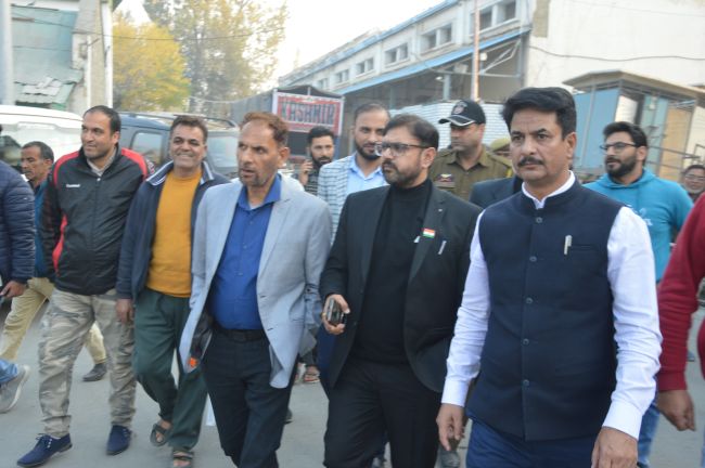 Satish Sharma visits FCI Godowns at Mir Bazaar, Lethpora
