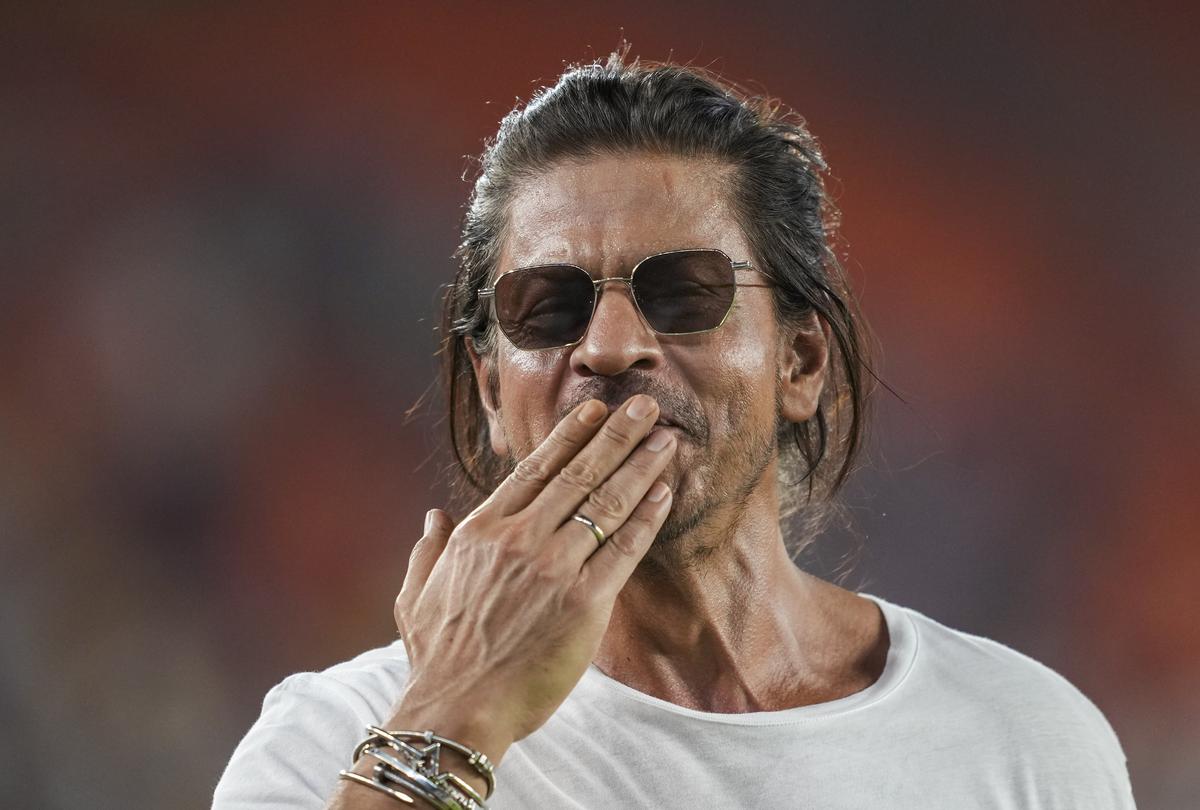 Shah Rukh Khan receives death threat, extortion case filed; Mumbai police summon Raipur man