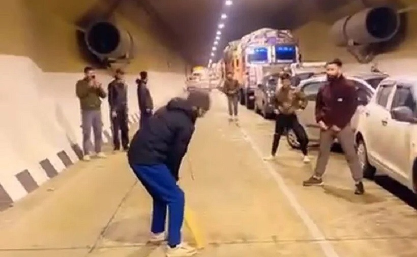 Snow strands hundreds of commuters in J&K’s Banihal; for some it’s cricket all right