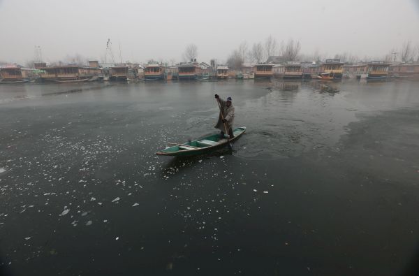 Srinagar freezes at minus 8.5 deg Celsius as Chillai Kalan begins its Kashmir sojourn