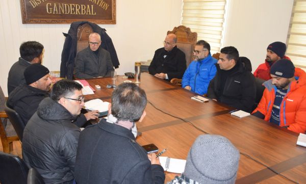 CM Abdullah visits Ganderbal to assess situation after snowfall