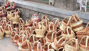 Battling power cuts amid severe cold, Kashmiris revert to kangris, hamams to keep warm