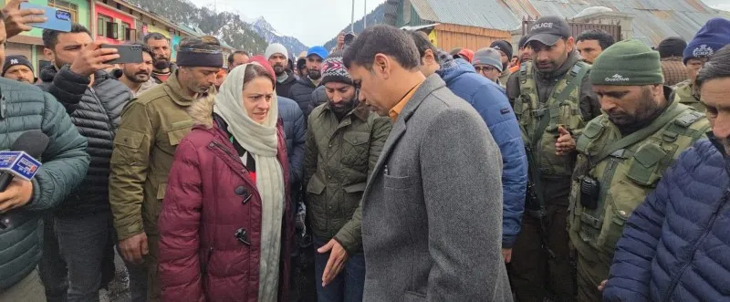 Div Com Kashmir visits Sonamarg, assures full support to fire victims