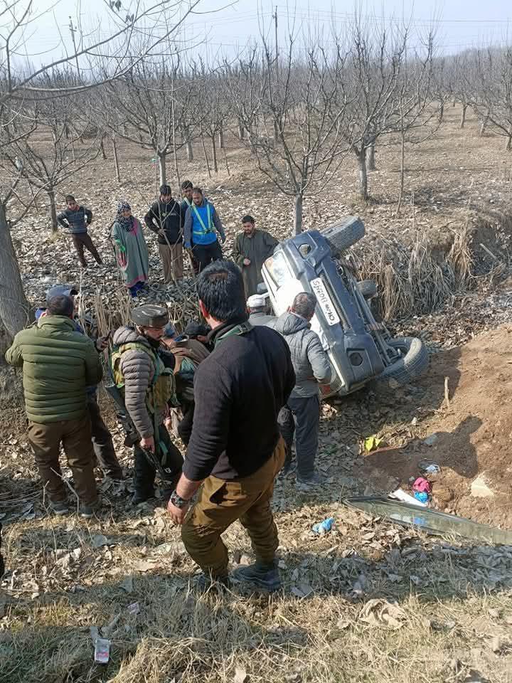 Three Cops Injured as Mehbooba Mufti’s Escort Vehicle Skids Off Road in Baramulla