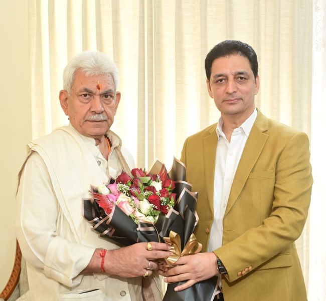 MLA Doda West, Mahamandleshwar Sanjananand Giri Ji call on LG