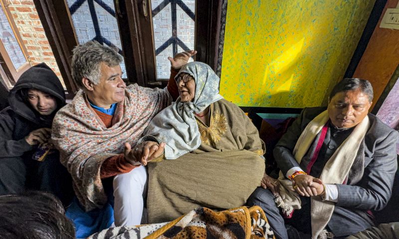 Political leaders meet family of ex-serviceman shot dead in Kulgam