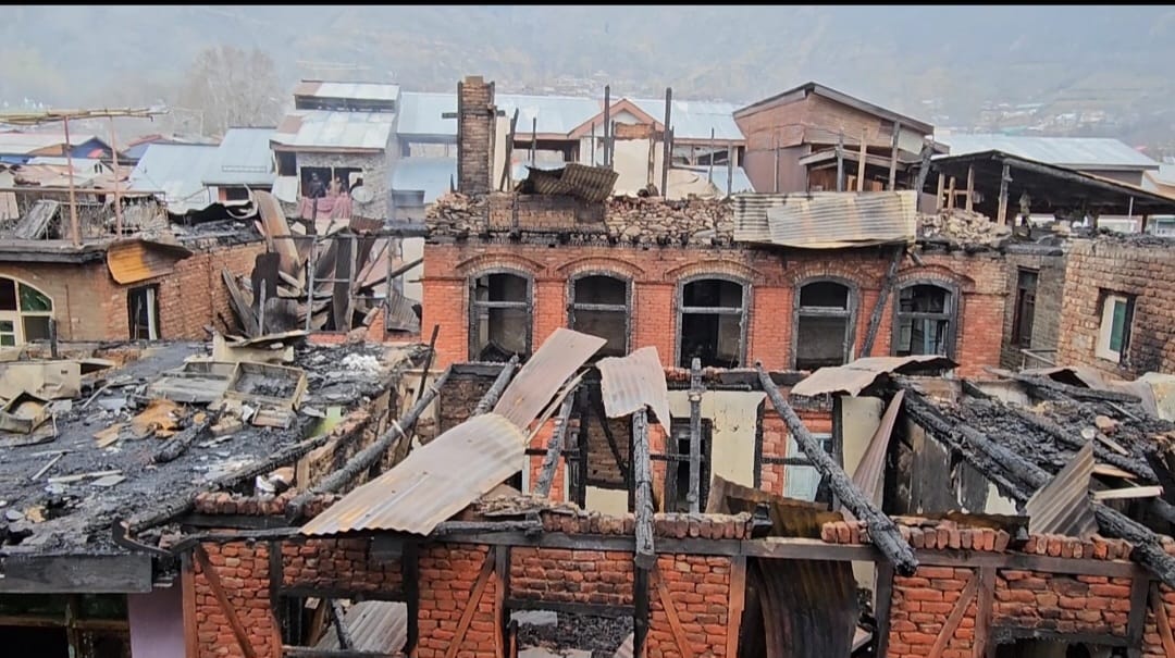 Fire destroys 17 residential houses, leaving 29 families homeless in old town Baramulla