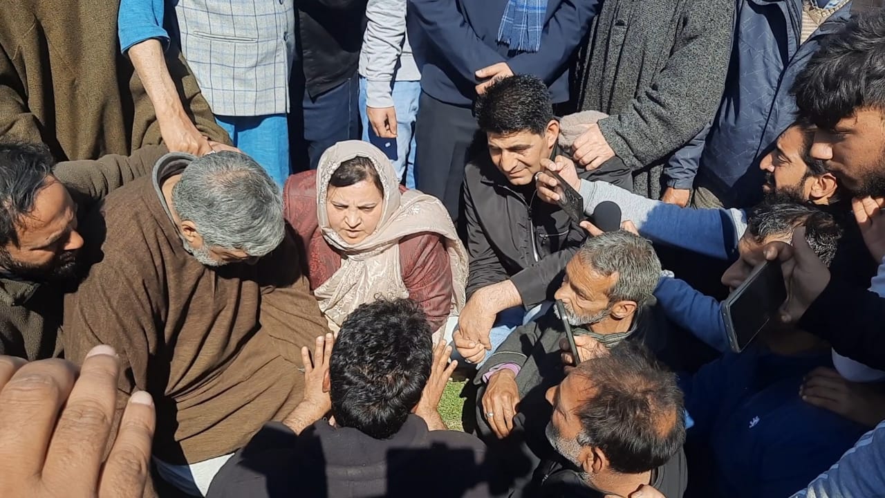 Govt assures all support to victims of Anantnag fire