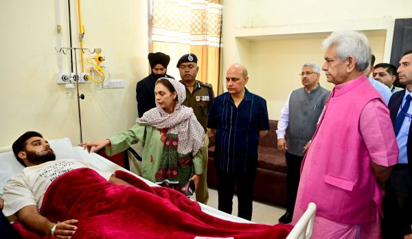LG Sinha visits hospital, enquires about health of cops injured in Kathua encounter