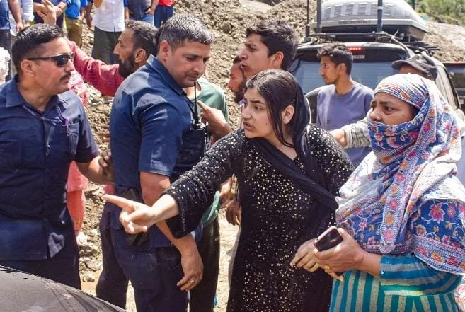 Omar meets flood, landslide-hit victims in Ramban