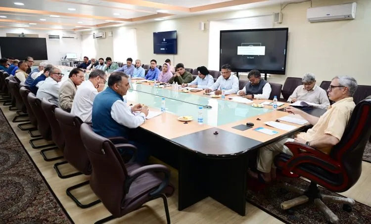 We will chalk out ‘realistic & workable plan for revival of tourism & trade’: CM to KCCI