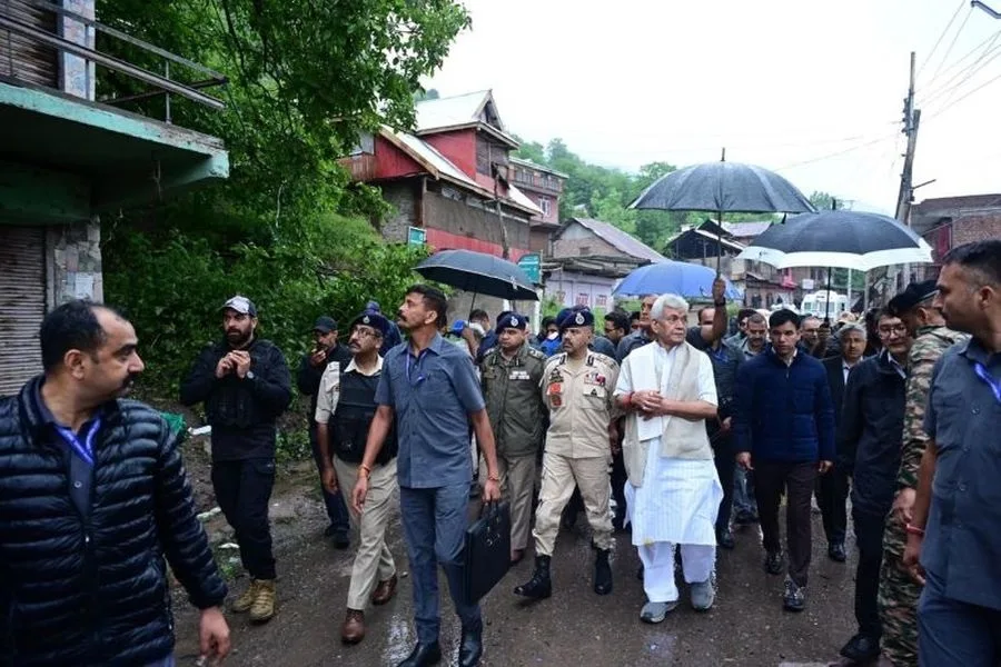 LG Sinha visits shelling-hit villages in Uri