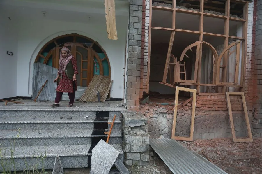 Pakistani troops shell areas near LoC, woman killed in Uri