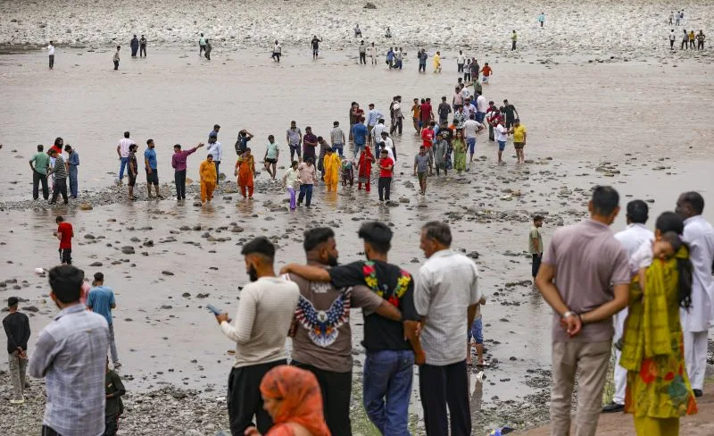 WAR ON WATER!: Police warn against crossing Chenab on foot in Akhnoor sector