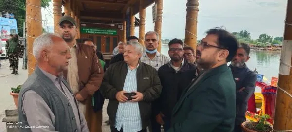 Satish Sharma meets Shikara Owners; assesses their issues