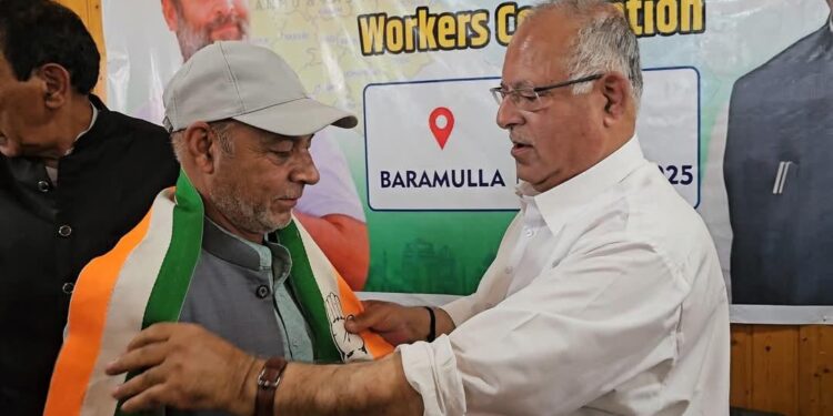 Munshi Mukhtar joins Congress party