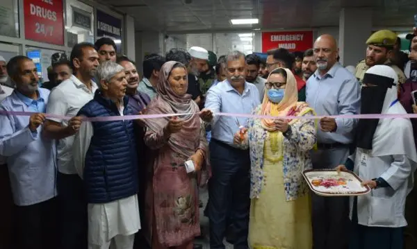 Sakeena Itoo visits District Hospital Bandipora, takes stock of its functioning