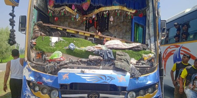 10 Amarnath pilgrims injured after 3 buses collide in Kulgam