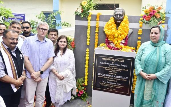 CM unveils statue of Late Kuldeep Kumar Badyal at Hr. Sec. School Gandhi Nagar