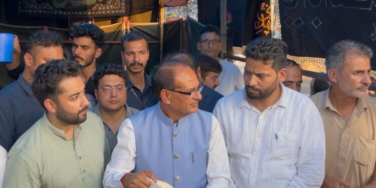 Chouhan serves water to Muharram procession at Lal Chowk