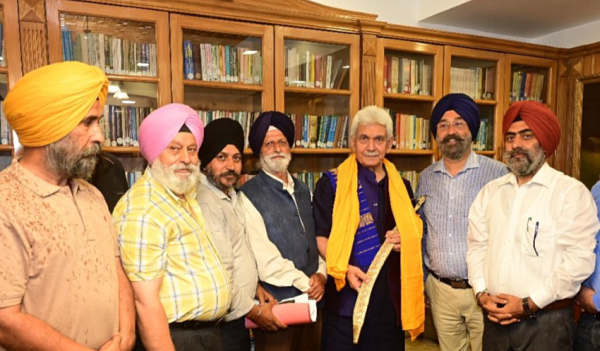 Delegation of Gurdwara Prabandhak Committee Bla calls on LG
