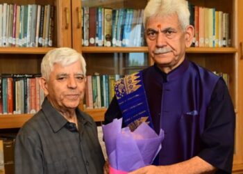 Former Chairman, Board of Governors, NIT, President J&K JDU call on LG