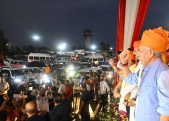 LG Sinha flags off the first batch of pilgrims of Shri Amarnath Ji Yatra