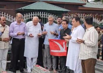 Omar and NC leaders slip through barricades, offer tributes to martyrs in Srinagar